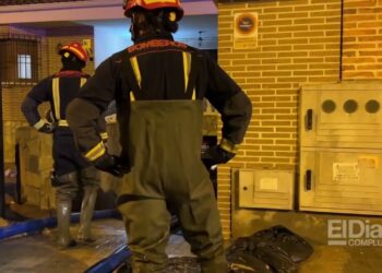 La rotura de una tubería provoca un gran socavón y la inundación de garajes en Camarma de Esteruelas