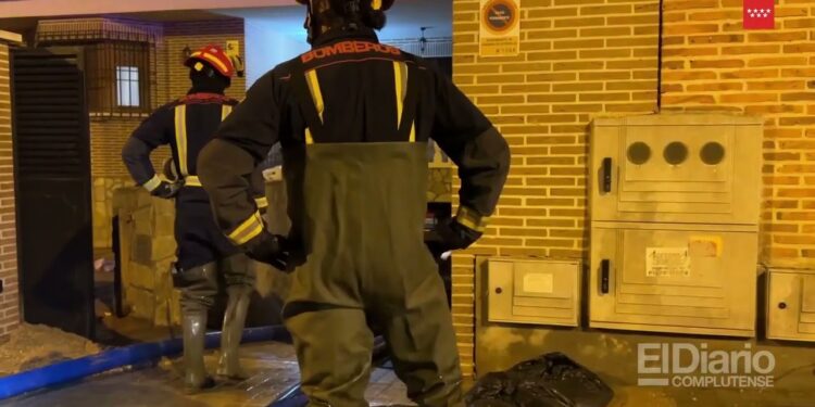 La rotura de una tubería provoca un gran socavón y la inundación de garajes en Camarma de Esteruelas