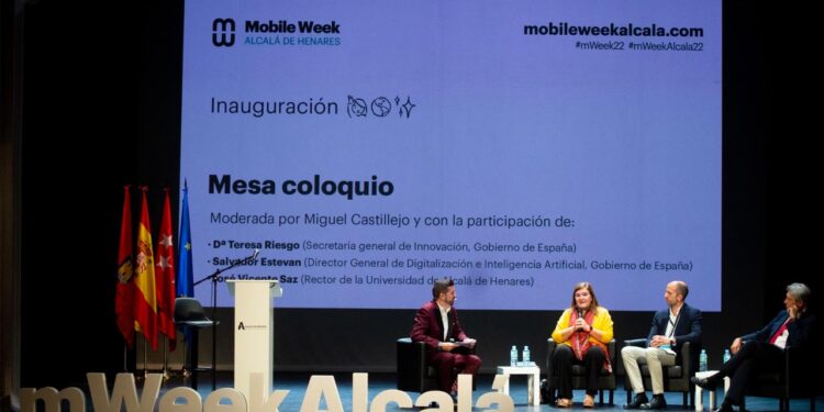 El Teatro Salón Cervantes ha acogido hoy la inauguración oficial de la II edición de la Mobile Week Alcalá