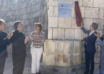 Alcalá rinde homenaje al Padre Palero con la instalación de una placa en las ruinas de Santa María
