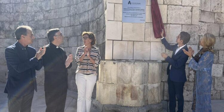 Alcalá rinde homenaje al Padre Palero con la instalación de una placa en las ruinas de Santa María
