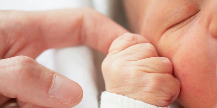 El Ayuntamiento de Alcalá regala a los nacidos en 2021 un «Pack de Bienvenida»