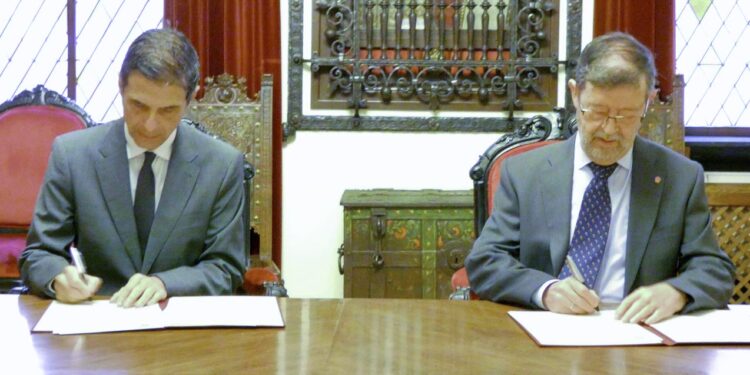 Ayuntamiento y Cáritas firman la renovación del convenio de colaboración para seguir trabajando en el desarrollo de actividades de atención y acompañamiento social