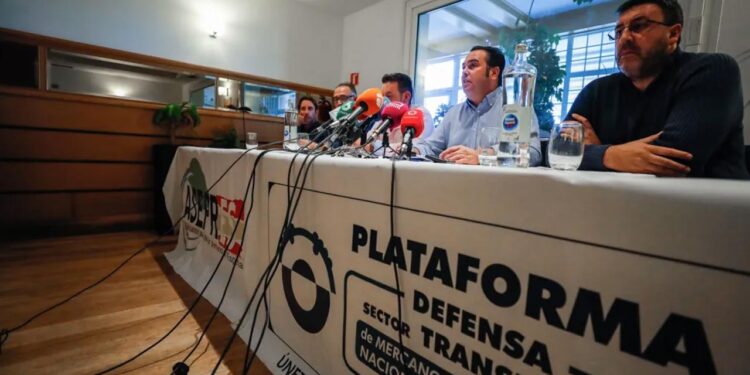 Los transportistas autónomos convocan un nuevo paro indefinido desde el domingo