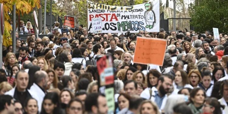 La huelga de médicos se deja notar en los centros de salud de Madrid