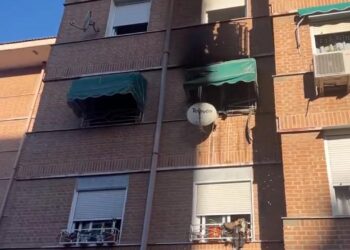 Un incendio en una vivienda en Alcalá deja un hombre herido grave y otras once personas atendidas