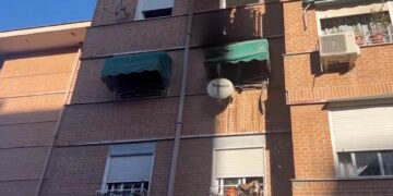 Un incendio en una vivienda en Alcalá deja un hombre herido grave y otras once personas atendidas