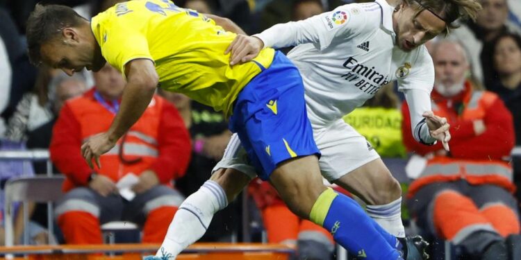 El Real Madrid gana al Cádiz por la mínima