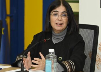 La ministra de Sanidad, Carolina Darias presenta el programa Patios abiertos ‘En plan bien’ en el CEIP Espartales
