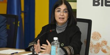 La ministra de Sanidad, Carolina Darias presenta el programa Patios abiertos ‘En plan bien’ en el CEIP Espartales