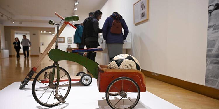El Antiguo Hospital de Santa María La Rica acoge la exposición “Tiempo para jugar”, compuesta por 300 piezas propiedad de la familia Gamo Campos