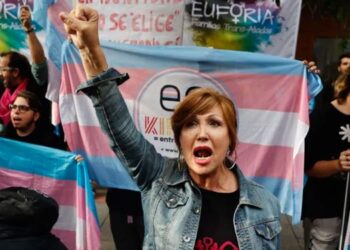 Los colectivos LGTBI se manifiestan contra los «recortes» del PSOE a la ley trans