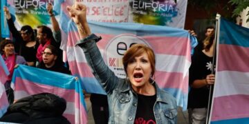 Los colectivos LGTBI se manifiestan contra los «recortes» del PSOE a la ley trans