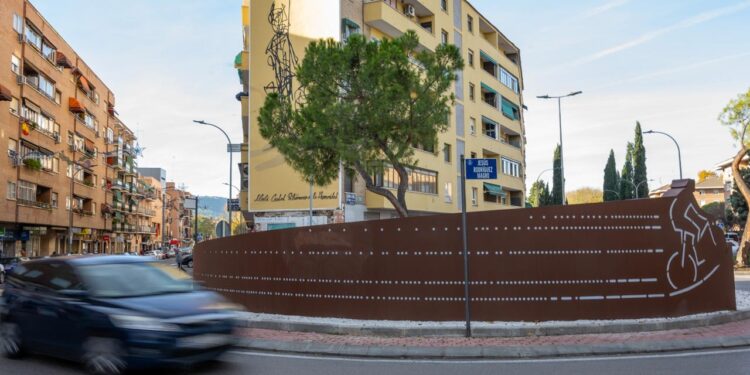 Alcalá rinde homenaje a Rodríguez Magro con una rotonda escultórica con su nombre