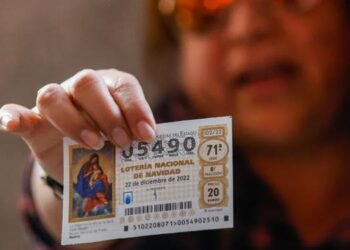 Perla, una inmigrante peruana en paro, gana el Gordo mientras asiste en directo al sorteo en el Teatro Real