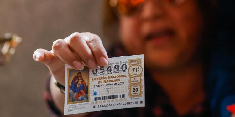 Perla, una inmigrante peruana en paro, gana el Gordo mientras asiste en directo al sorteo en el Teatro Real