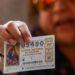 Perla, una inmigrante peruana en paro, gana el Gordo mientras asiste en directo al sorteo en el Teatro Real