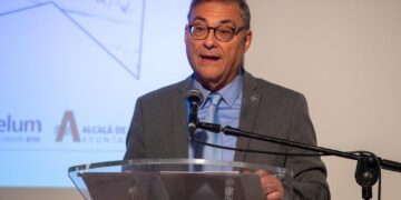 El pregón del cronista oficial de la ciudad, Manuel Vicente Sánchez, da el pistoletazo de salida a la Navidad de Alcalá