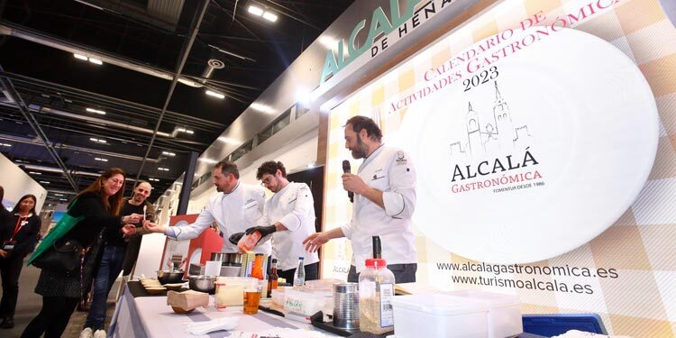 El stand de Alcalá en FITUR cierra las jornadas profesionales con un showcooking