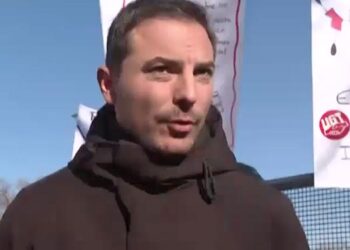 El secretario general del PSOE-M, Juan Lobato, ha visitado Alcalá para apoyar a las familias que reclaman la finalización del IES Francisca de Pedraza