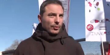 El secretario general del PSOE-M, Juan Lobato, ha visitado Alcalá para apoyar a las familias que reclaman la finalización del IES Francisca de Pedraza