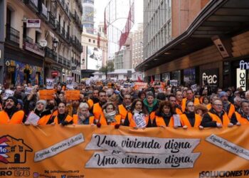 La marea naranja toma las calles de Madrid para exigir soluciones a Ayuso