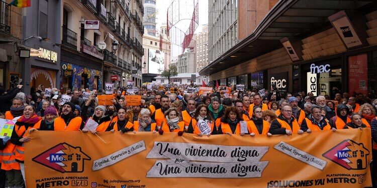 La marea naranja toma las calles de Madrid para exigir soluciones a Ayuso