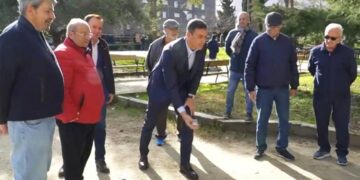 De Davos a Coslada para jugar a la petanca con pensionistas «socialistas»