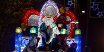 Miles de personas disfrutaron de la Cabalgata de Reyes de Alcalá en una noche mágica y llena de ilusión