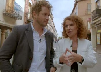Daniel Diges y Vicky Larraz recorren el centro de Alcalá en el programa «Enamorados de Madrid» de Telemadrid