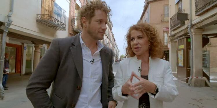 Daniel Diges y Vicky Larraz recorren el centro de Alcalá en el programa «Enamorados de Madrid» de Telemadrid