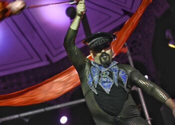 El Carnaval llena de color y música las calles de Alcalá