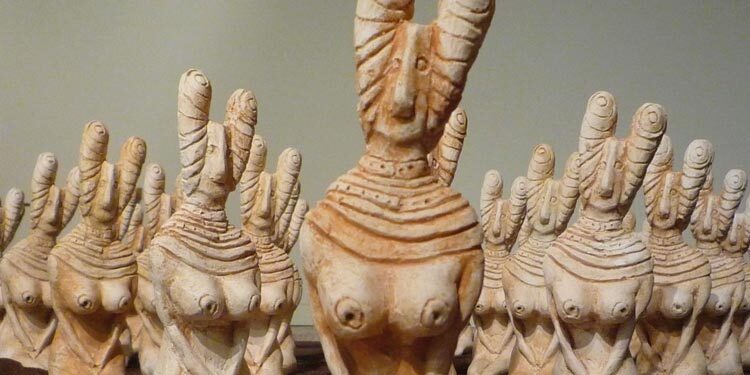 La escultora Helena Aikin expone su obra “Madre Tierra”