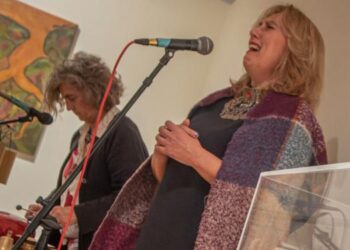 El recital “El Susurro de la tierra”, marco musical para la exposición de Helena Aikin