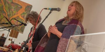 El recital “El Susurro de la tierra”, marco musical para la exposición de Helena Aikin