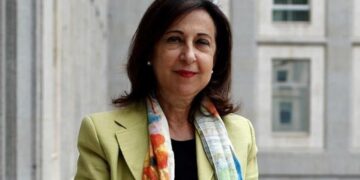 La ministra de Defensa, Margarita Robles, inaugura la Sala Museográfica de la Brigada Paracaidista