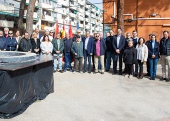 El Ayuntamiento instala en la plaza del barro un medallón para homenajear a sus vecinos