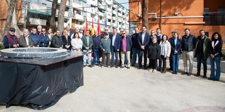El Ayuntamiento instala en la plaza del barro un medallón para homenajear a sus vecinos
