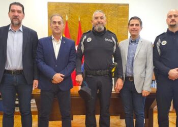 Samuel Ríos, el agente de la Policía Local que colaboró en las labores de rescate en Turquía es recibido por el equipo de gobierno del ayuntamiento