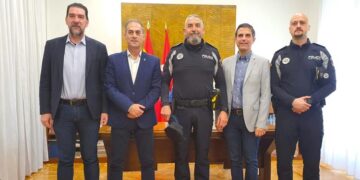 Samuel Ríos, el agente de la Policía Local que colaboró en las labores de rescate en Turquía es recibido por el equipo de gobierno del ayuntamiento