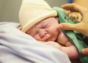Los recién nacidos en Paracuellos vienen con un pan bajo el brazo