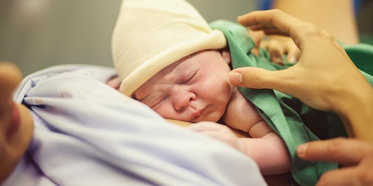 Los recién nacidos en Paracuellos vienen con un pan bajo el brazo