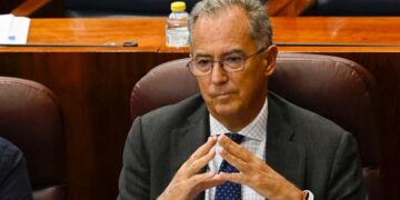 Tormenta política en la Asamblea de Madrid al cobrar el bono social térmico, Ossorio, Mónica García y Alfonso Serrano