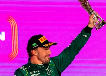 Fernando Alonso suma y sigue acabando tercero en el Gran Premio de Arabia Saudí de Fórmula 1