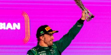 Fernando Alonso suma y sigue acabando tercero en el Gran Premio de Arabia Saudí de Fórmula 1