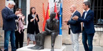 Una escultura de bronce, homenaje a la memoria de Arsenio Lope Huerta