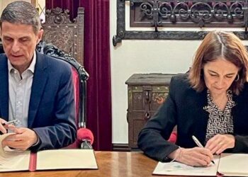 El Ayuntamiento de Alcalá y Telefónica firman un convenio de colaboración para el despliegue de fibra óptica en el casco histórico