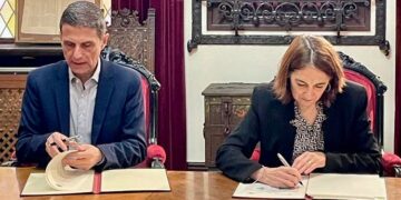 El Ayuntamiento de Alcalá y Telefónica firman un convenio de colaboración para el despliegue de fibra óptica en el casco histórico