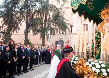 La presidenta de la Comunidad de Madrid acompaña a las  Cofradías alcalaínas en la Semana Santa