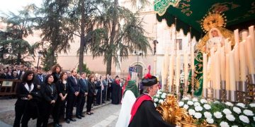 La presidenta de la Comunidad de Madrid acompaña a las  Cofradías alcalaínas en la Semana Santa